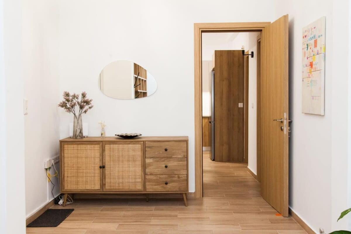 Beautiful New In Petralona Apartment *
